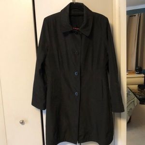 Trench coat with button out lining